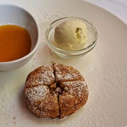Gaststätte Nymphenburger Hof - Apfelchücherl im Bierteig mit Marillensauce, Vanilleeis / Apple fritters, beer batter, apricot sauce, vanilla ice cream. 2024 08 25. M0.