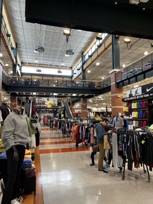 DICK'S Sporting Goods by null