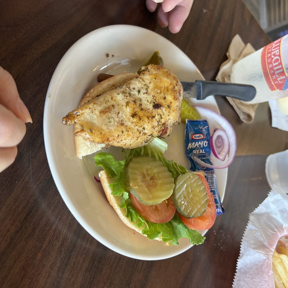 BLUEGILL Restaurant - Chicken sandwich - Seafood Near Me - Spanish Fort, Alabama BLUEGILL Restaurant - Chicken sandwich - Seafood Near Me - Spanish Fort, Alabama