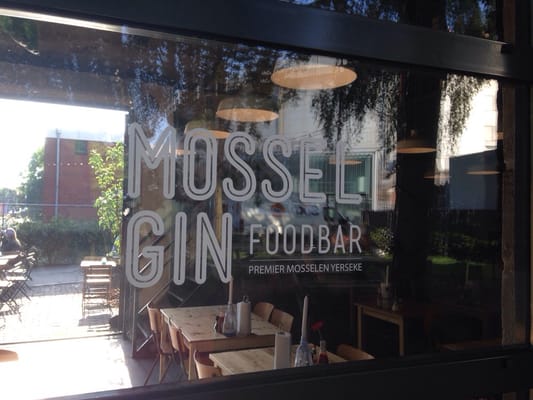 Mossel & Gin by null