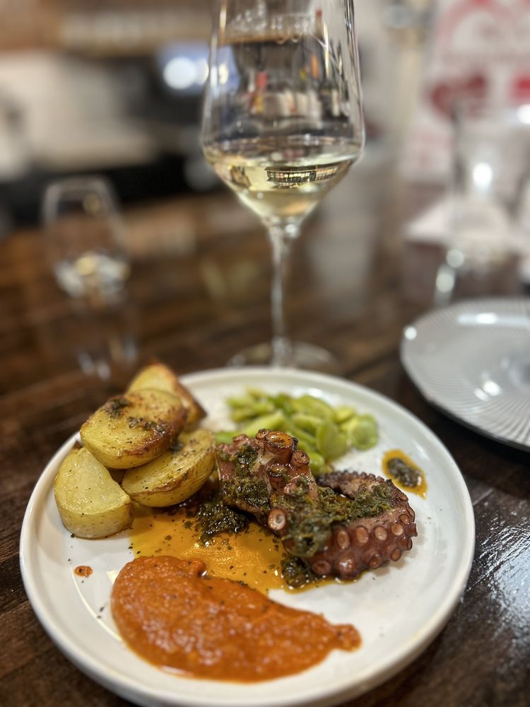 PEQUEÑOS TAPAS AND WINE BAR Updated September 2024 31 Monument Sq