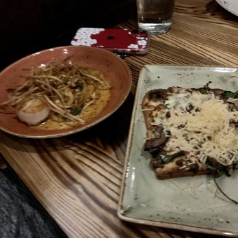 Breakneck Tavern - Scallop app and half a flatbread - Bars Near Me - Mars, Pennsylvania Breakneck Tavern - Scallop app and half a flatbread - Bars Near Me - Mars, Pennsylvania