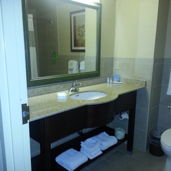 Hampton Inn Reading/Wyomissing - Your average hotel bathroom - Hotels Near Me - Wyomissing, Pennsylvania