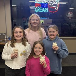 Larry's Pizza - Free cones with the best server!