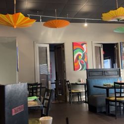 GZ Asian Bistro & Sushi Bar - Pretty decor