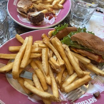 Serendipity 3 - Upper East Side - Gluten free American cheeseburger - Desserts Near Me - New York, New York