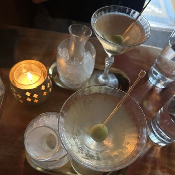 Queen Mary Tavern - Cocktail Bars Near Me - Chicago, Illinois Queen Mary Tavern - Cocktail Bars Near Me - Chicago, Illinois
