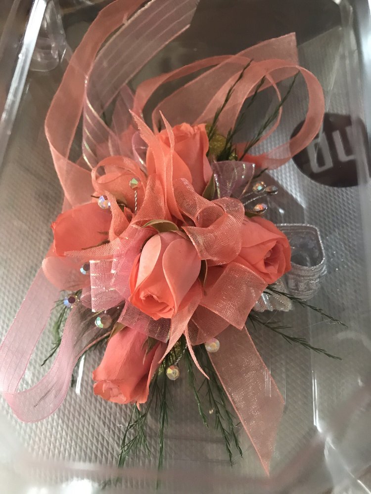 TRACY’S FLOWERS Updated October 2024 145 N Main St, Roseville, Ohio