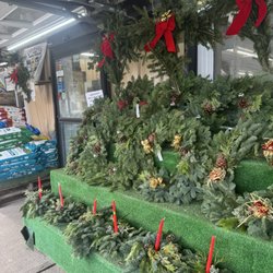 Bardy Farms & Greenhouses - Center pieces and more wreaths