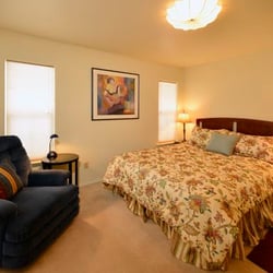 Magical Angel House in Mt. Shasta - MountainView Bedroom with sweet view of Mt. Shasta and the wetlands. It has a large 5X9' walk in closet and connected bathroom.