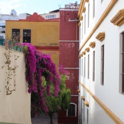 Departamento de Lenguas de la Universidad de Guanajuato - En este callejón está otra de las entradas al edificio de idiomas, que es el de la derecha