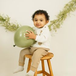 Brittany Qualls-Molleda Photography - 1 year old cake smash in studio session custom set photography with 1 year old number toddler family photos baby bear balloons