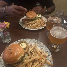 Majestic burgers Majestic burgers
