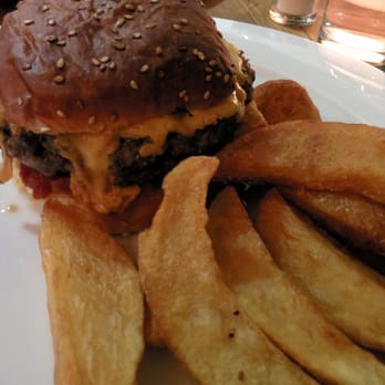 Charlie P's - Irish burger. Irish home made patty and Irish bacon. - Irish Pub Near Me - Vienna, 9
