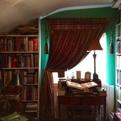 Hollies Guest House - The library.