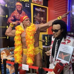 Hulk Hogan flexing