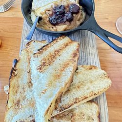 Roar - Brie with caramelizar unions and cherries