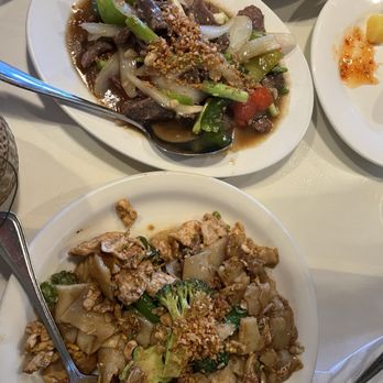 Siam Garden Cafe - Garlic stir fry with beef and pad see ew with chicken - Thai Near Me - Honolulu, Hawaii