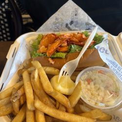Iggy's Doughboys & Chowder House - Lobster roll dinner