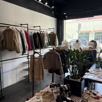 Modu Moyu - Inside - Women's Clothing Near Me - Los Angeles, California Modu Moyu - Inside - Women's Clothing Near Me - Los Angeles, California