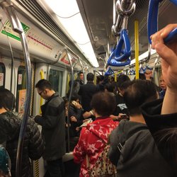 港鐵南昌站 - No seats...use those legs