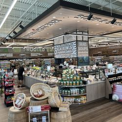 Chamberlin's Natural Foods - Spacious and clean store make for a very pleasant shopping experience. Food bar in center with smoothies, ramen, hot food bar, and desserts.