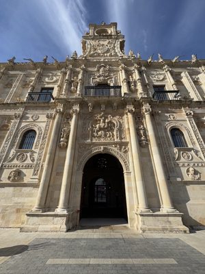 Parador de León by null