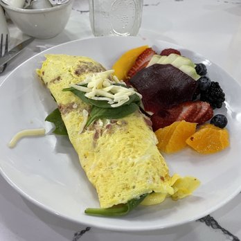 Trumbull Cafe & Grill - Spinach and Gruyère Omelette - Cafes Near Me - Trumbull, Connecticut