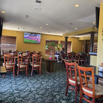 Luigi's Pizza - Dining room - Pizza Near Me - Cambria, California