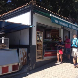 Mercado y Plaza de Abastos - Un puesto de pan y empanadas