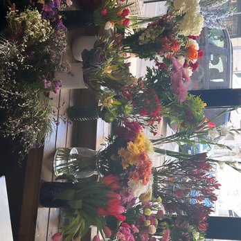 Bowls&Bar - Flower shop at the entrance - Cafes Near Me - Lisbon, 11
