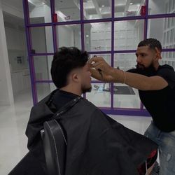Daniel performing the low bust fade at No Lines Barber Studio.