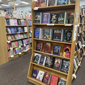 Anderson's Bookshop - Books on books on books - Bookstores Near Me - Naperville, Illinois