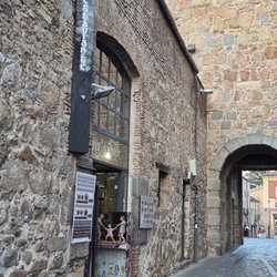 SigloDoce - Resturant outside next to the Cathedral and city gate.