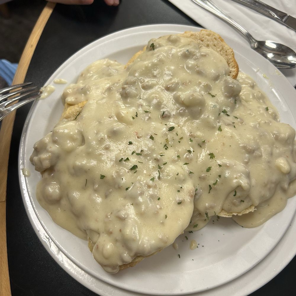 Bette's Place - Biscuits and gravy - Breakfast & Brunch Near Me - Hood River, Oregon Bette's Place - Biscuits and gravy - Breakfast & Brunch Near Me - Hood River, Oregon