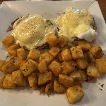 Squirrel Tree Restaurant & Bar - Eggs benedict - American Near Me - Leavenworth, Washington Squirrel Tree Restaurant & Bar - Eggs benedict - American Near Me - Leavenworth, Washington