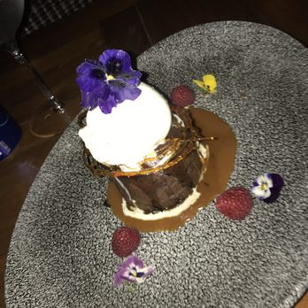 Tora Cancun - Chocolate Lava cake with Madagascar vanilla is very cream! Party in your mouth! - Japanese Near Me - Cancún, ROO Tora Cancun - Chocolate Lava cake with Madagascar vanilla is very cream! Party in your mouth! - Japanese Near Me - Cancún, ROO