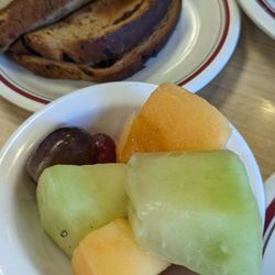 Huddle House - Fruit bowl & raisin toast