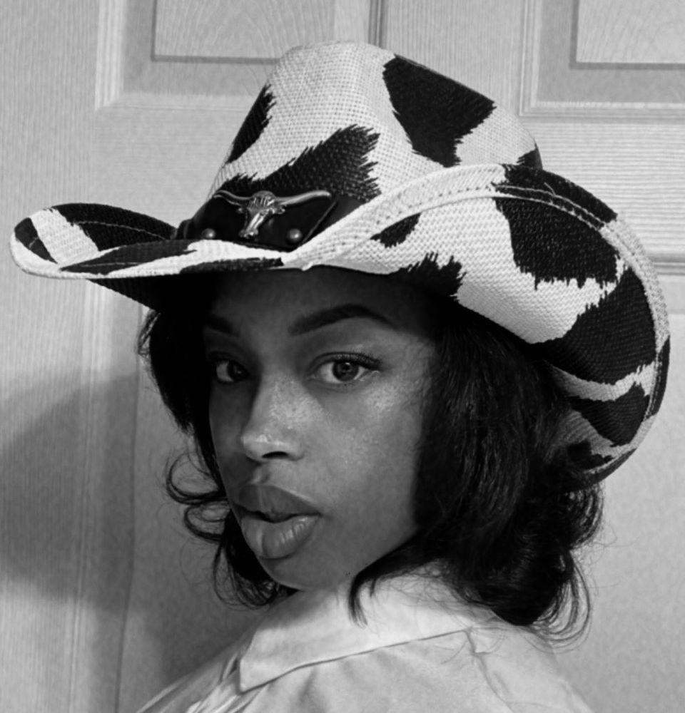 Iye's Beauty Salon Logo