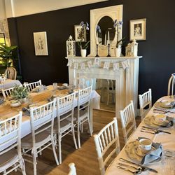 Teapots & Treasures Cafe