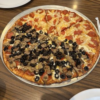 Ugo's Pizza Parlor - Black Knight and Pepperoni/Pineapple - Pizza Near Me - Dallas, Oregon