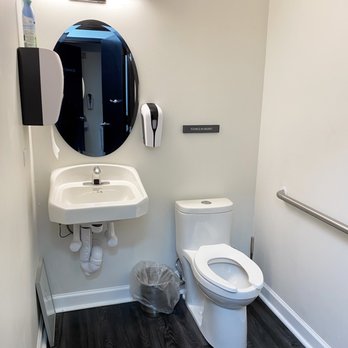 Dr Speron Plastic Surgery - Dr. Speron Plastic Surgery large bathroom - Cosmetic Surgeons Near Me - Niles, Illinois