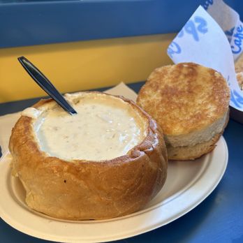 Splash Cafe - Clam Chowder bread bowl - American Near Me - Pismo Beach, California Splash Cafe - Clam Chowder bread bowl - American Near Me - Pismo Beach, California