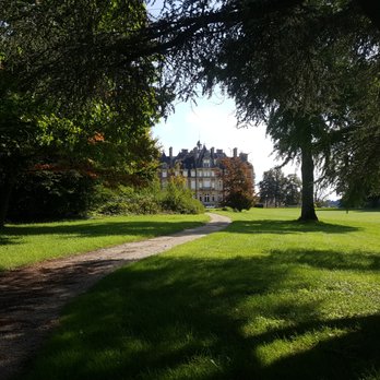 Château de la Trousse - The distant castle is visible through the trees. (Le château lointain est visible à travers les arbres.) - Vacation Rentals Near Me - Ocquerre, 77