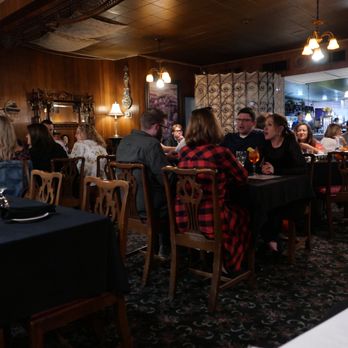 Guarino's Restaurant - Very pleasant room - Italian Near Me - Cleveland, Ohio