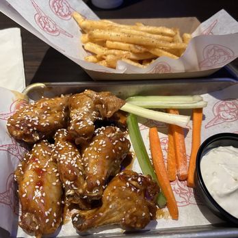 Taco Mac - a tray of chicken wings and carrots - American Near Me - Marietta, Georgia Taco Mac - a tray of chicken wings and carrots - American Near Me - Marietta, Georgia
