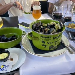 'T Beukenhof - Mussels in a garlic cream sauce with fries.