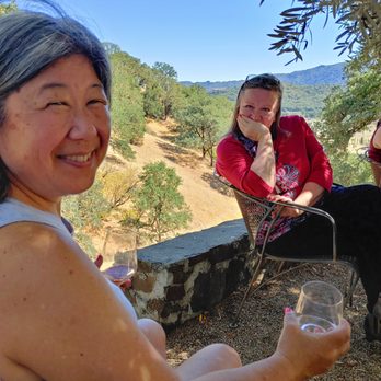 Saracina Vineyards - Friends reconnect. - Wine Tours Near Me - Hopland, California Saracina Vineyards - Friends reconnect. - Wine Tours Near Me - Hopland, California