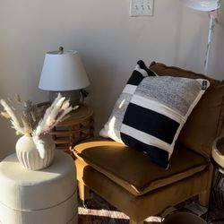On Cloud 9 Home Decor Boutique - A small little display in the front of the store.