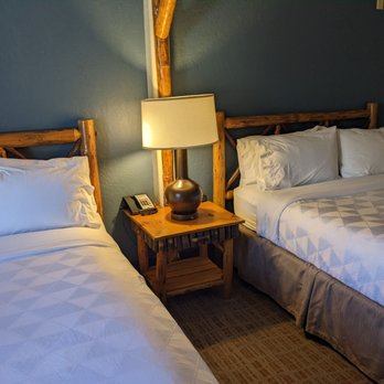 Holiday Inn The Lodge at Big Bear Lake - Two queen beds - Big Bear, CA